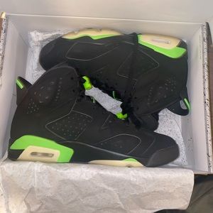 I’m selling Jordan 6s, size 10 and is green & black